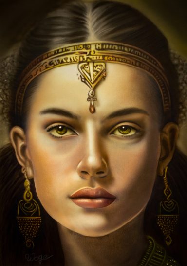 Porträt einer Frau mit goldenen Ohrringen und detailreichem Haaraccessoire.