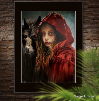 Mädchen mit rotem Umhang und Wolf im Hintergrund vor einer grauen, mystischen Kulisse.