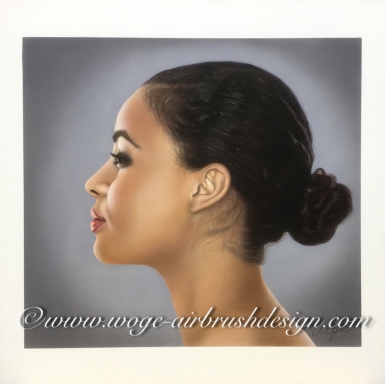 Profilansicht einer Frau mit glattem Haar, neutralem Hintergrund und elegantem Look.