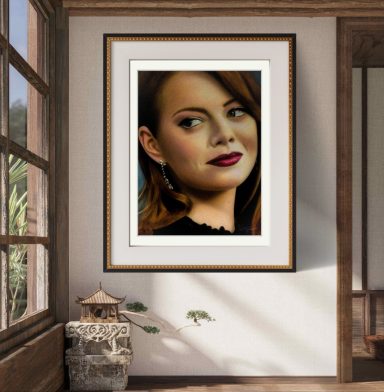 Porträt einer Frau mit roten Lippen und braunen Haaren, in einem Rahmen an der Wand.